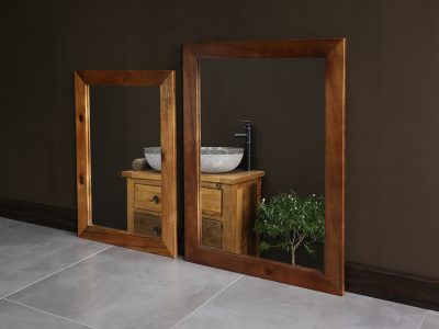 Gương soi phòng tắm khung gỗ PK21 kiểu dáng hình chữ nhật, thể hiện sự thanh thoát cùng nét đẹp mộc mạc, độc đáo, tạo điểm nhấn nổi bật